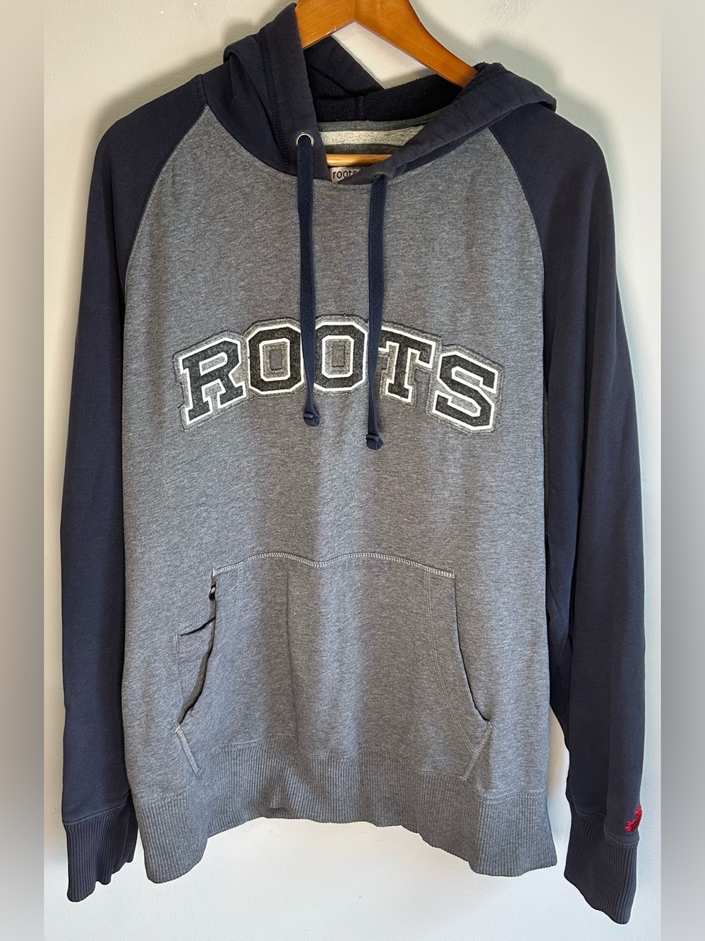 Vintage Roots Mens Hoodie Sweater XL Hidden Pocket Felt Embroidered Canada Leaf
